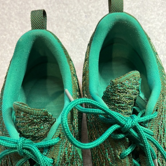 Nike green athletic shoes - Picture 7 of 9